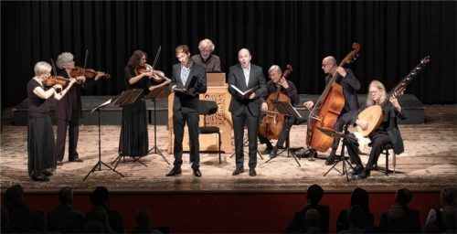 Das Freiburger Barockorchester mit den beiden Counter-Tenören Terry Wey (rechts) und Valer Sabadus. Foto Festivo