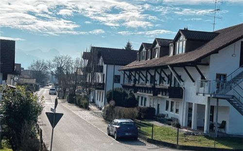 Das Gebäude an der Oberen Breitensteinstraße (rechts) darf in eine Flüchtlingsunterkunft umgewandelt werden. Die Stadt Kolbermoor wird gegen diese Entscheidung keine Kommunalaufsichtsbeschwerde gegen das Landratsamt Rosenheim einlegen. Ein entsprechender Antrag der AfD wurde im Stadtrat mit 17:2 Stimmen abgelehnt. Foto  Archiv/Gerlach