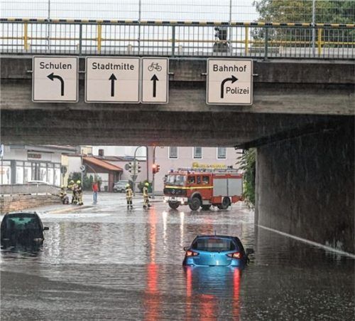 Das heftige Unwetter am Samstagabend setzte die Mühldorfer Unterführungen unter Wasser, mehrere Autos kamen nur noch voran, weil Feuerwehrler sie aus den „Seen“ schoben. Am Montag führte der Dauerregen zu einem Anstieg der Flusspegel und leichten Überschwemmungen.