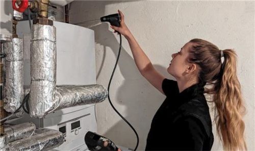 Das Messen der Daten von Heizungsanlagen gehört auch zum Job des Kaminkehrers.