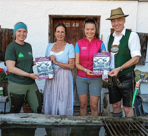 Das neue Motiv der Kommunikationskampagne präsentieren: (von links) Katharina Amelung, Gebietsbetreuerin Rosenheimer Alpenraum West, Kreisbäuerin Katharina Kern, CAT-Projektmanagerin Aktiv Sarah Müllinger und der Rosenheimer Landrat Otto Lederer. Foto CAT