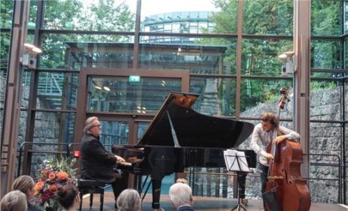 Das Schweizer Duo Lang und Känzig an Piano und Bass gestaltete bei Schattdecor im Rahmen des „Festivo“-Festivals einen Abend mit melodiösen Balladen. Foto Friedrich
