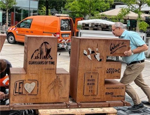 Das stählerne Monument setzt in Kolbermoor ein Zeichen gegen Hass: Bürgermeister Peter Kloo (rechts) packt mit an, um das 400 Kilogramm schwere Kunstobjekt aufzubauen.