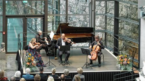 Das Swiss Piano Trio mit Angela Golubeva (Violine), Martin Lucas Staub (Klavier) und Sebastian Singer (Cello) sowie Johannes Erkes (Viola).Foto festivo