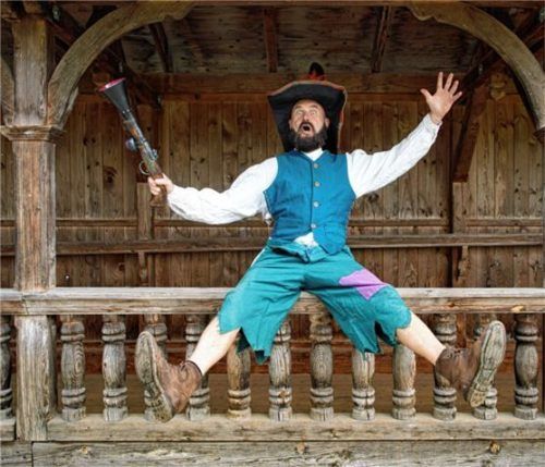 Das Theater Herwegh führt in Bad Endorf „Räuber Hotzenplotz“ auf.Foto Kirchgraber