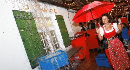 Das Unwetter hat auch vor dem Flötzinger-Festzelt auf der Loretowiese keinen Halt gemacht. Fotos Ludwig Stuffer/Karin Wunsam