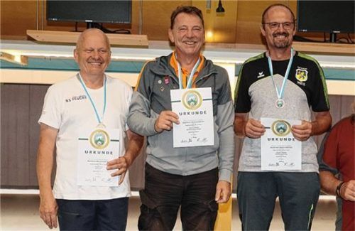 Den „Erzrivalen“ geschlagen: Hannes Stoiber (Mitte) schoss sich ganz oben auf das Treppchen.Foto BSSB