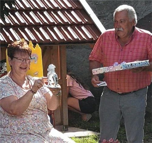 Den Halfinger Löwen bekam die scheidende stellvertretende KiFaZi-Leiterin Gudrun Gliesche vom stellvertretenden Bürgermeister von Halfing, Konrad Aicher, überreicht.Foto re