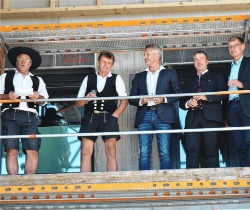 Den Neubau der Raiffeisenbank Aschau-Samerberg feierten beim Richtfest (von links) die Zimmerermeister Ludwig Göttlinger und Jürgen Schreiner, Architekt Marco Driesch, Vorsitzender der Raiffeisenbank Aschau-Samerberg, Christian Trattner, und der Geschäftsstellenleiter von Frasdorf, Markus Entfellner.Foto  Rehberg