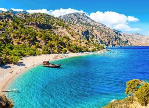 Der Apella-Strand auf der griechischen Insel Karpathos bietet glasklares Wasser und kaum Touristen.