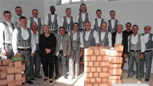 Der Ausstellung der Gesellenstücke wohnten (vordere Reihe, von links) Obermeister Peter Heiß, HwK-Ausbilder Walter Wimmer, MdB Sandra Bubendorfer-Licht, Landrat Erwin Schneider, Lehrlingswartin Angela Kneissl-Rehwald, vom Prüfungsausschuss Thomas Größlinger und Johann Kainzmaier, Jochen Englmeier, Leiter des Bildungszenrums Sebastian Andlinger, Manfred Winkler vom Prüfungsausschuss und Vorstandsmitglied Johann Huber sowie (hintere Reihe, von links) Geselle Matthias Pfeilstetter, Fachlehrer Robert Kleindienst, Alfred Herden vom Prüfungsausschuss sowie die Gesellen Cessay Ousman, Andreas Spierer, Jonas Schreder, Hannes Losbichler und Nikita Svetikov bei.Foto maier