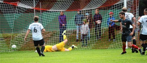 Der Ball ist drin, der Torschütze dreht jubelnd ab: Korbinian Linner hat gerade das 3:2 für Griesstätt erzielt. Foto Franz Ruprecht