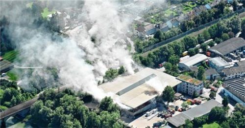 Der Brand des Wertstoffhofs in Rosenheim war kilometerweit zu sehen. Foto Oliver Acker - digitale-luftbilder.de