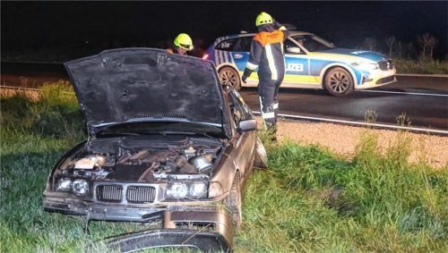 Der Fahrer dieses BMW flüchtete nach dem Unfall vom Tatort. Foto fib/eß