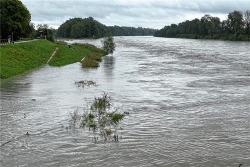 Der Inn steigt und steigt: So sah es am Innspitz in Rosenheim gestern Nachmittag aus. Der Hochwasserscheitel wird am heutigen Dienstag erwartet. Foto Weidner