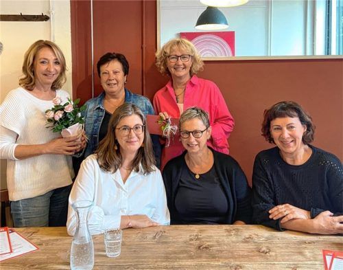 Der Kinderschutzbund dankt Rosi Opperer für ihren Einsatz beim Besuchsdienst, für das Zuhören, Reden und Spielen mit Kindern, die im Krankenhaus sind. Unser Bild zeigt (stehend von links) Marianne Guggenbichler, Rosi Opperer und Irmgard Bauer sowie (sitzend, von links) Josefine Zimmer, Christine Meier und Angelika Horner-Gay. Foto Baumann