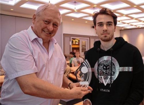 Der neue bayerische Meister, Sebastian Reimann (rechts), wird vom Präsidenten des Bayerischen Schachbundes, Peter Eberl, beglückwünscht. Foto Jan Fischer