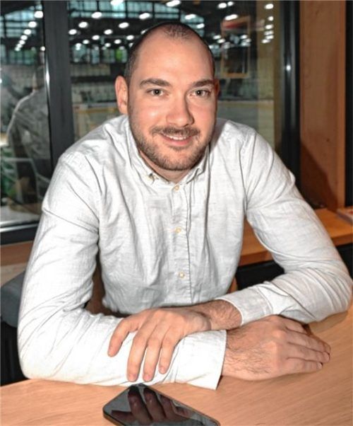 Der neue Mann in der Geschäftsstelle der Starbulls Rosenheim: Der 24-jährige Max Berger war vorher bei den Bayreuth Tigers beschäftigt. Foto  Hans-Jürgen Ziegler