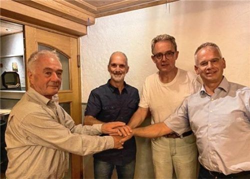 Der Ortsvorsitzende Albin Stieber (links) beglückwünschte (von links) Matthias Reissaus, Wolfgang Gößwein und Günther Manz zur erfolgreich absolvierten Ausbildung. Foto re