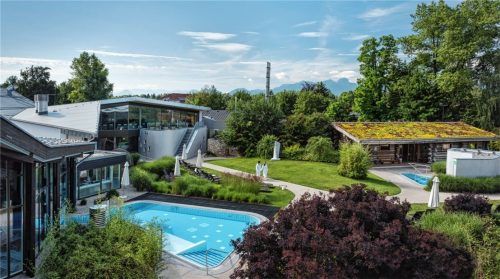 Der OVB-Leser Christian Huber versteht nicht, wieso er als Badeaufsicht das Silberne Rettungsabzeichen haben muss – Die Schwimmbäder der Therme Bad Aibling sind laut Lehmann nur 1,35 bis 1,80 Meter tief. Foto Ilona Stelzl