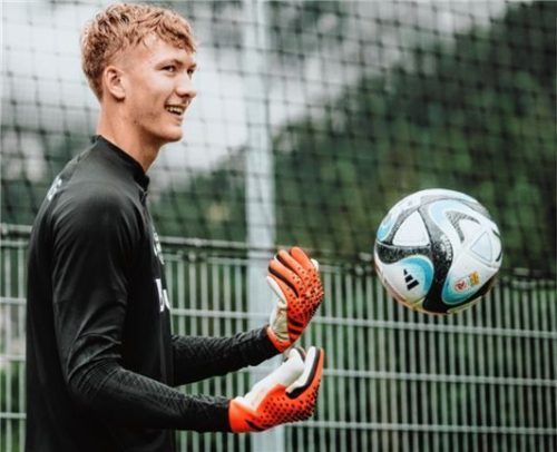 Der Priener Jonas Krumrey steht beim FC Liefering im Tor.Foto Red Bull Media