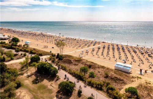 Der Radweg führt in Bibione kilometerweit am Strand entlang. Foto Bibione Tourismus