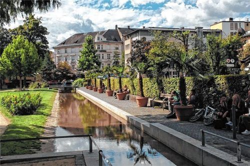 Der Riedergarten ist eine Oase mitten in der Stadt – im wahrsten Sinne des Wortes. Denn hier stehen im Sommer sogar Palmen. Ein Idyll – wären da nicht die vielen Zigarettenstummel.Foto OVB
