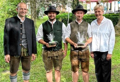 Der Schulleiter der Fachschule, Josef Oberniedermaier (links), beglückwünschte (von links) Marco Dietrich aus der Bautechnikklasse und Lukas Ziegenaus aus der Holztechnik. Auch die Schulleiterin des Beruflichen Schulzentrums, Bärbel Marx, gratulierte. Foto re