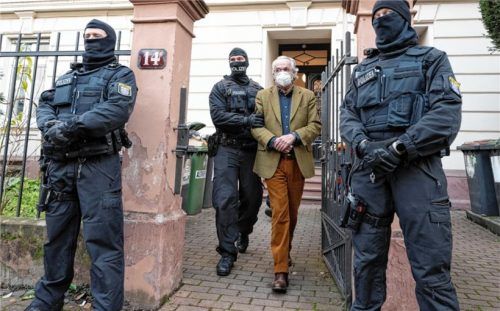 Der selbst ernannte „Heinrich VIII. Prinz Reuß“ im Gewahrsam eines Staates, den er nicht anerkennt: Seine Reichsbürger-Gruppierungen hatte auch Verbindungen in den Raum Rosenheim. Foto dpa