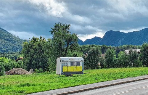Der Standort für die historische Lokomotive der Wendelsteinbahn wird mit einem Bauwagen fungiert. Die Lok soll an der Nußdorfer Straße ihre neue Heimat finden.Foto Stuffer-Chunphetch