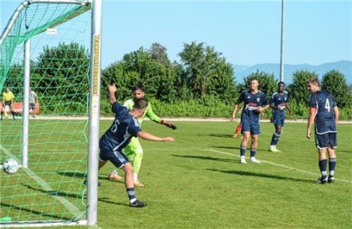 Der Treffer ins Glück: Gerhard Stannek (nicht im Bild) erzielt den Siegtreffer, Feldmochings Verteidiger schauen nur hinterher.Foto Franz Ruprecht