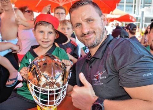 Der vierjährige Maxi holte sich ein Autogramm von Tomas Pöpperle für seinen Torwarthelm.Foto Franz Ruprecht