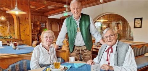 Der vormalige Landtagsabgeordnete Konrad Breitrainer (rechts) und seine Frau Resi freuten sich unter anderem über die Zither-Klänge von Hans Berger.Foto Hötzelsperger