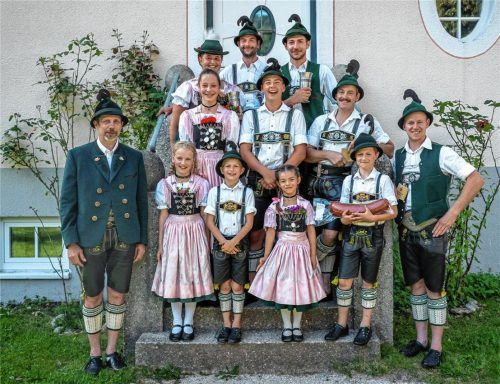 Der Vorsitzende Bernhard Bauer (links) mit den Siegern des Sachranger Vereinspreisplattelns der D’Geiglstoana.Foto Rehberg