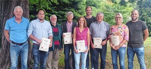 Der Vorsitzende des SC Frasdorf Andi Weiß (links) und sein Stellvertreter Philip Hoffmann (rechts) ehrten die langjährigen Mitglieder (ab Zweiter von links) Patrik Berger (25 Jahre Mitglied), Max Butscher (40), Engelbert Kornprobst (50), Evi Hamberger (40) sowie Andreas Prankl (25), Lenz Obermüller (40) und Anett Loth (25).Foto Rehberg