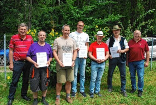 Der Vorsitzende des Verbands Bayerischer Bienenzüchter, Franz Vollmaier (links), und der Leiter des Halfinger Bienenmarkts, Peter Mayer (rechts), danken den Züchtern für ihre hervorragende Arbeit: (von links) Josef Forstmair, Dirk Walprecht, Christian Müller, Christian Czech und Georg Bachmayr.Foto re