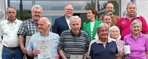 Der Vorstand und die Geehrten des ESV Rosenheim: (hinten, von links) Ludwig Pertl, Rudolf Haberzettl, Vorsitzender Horst Spensberger, Schatzmeisterin Karina Hacker, Melanie Huber, Zweiter Vorsitzender Dr. Wolfgang Bergmüller und Johann Rosenquist sowie (vorne, von links) Otto Lang, Helmut Opitz, Franz Dassow, Alice Fox und Roswitha Opitz. Foto esv