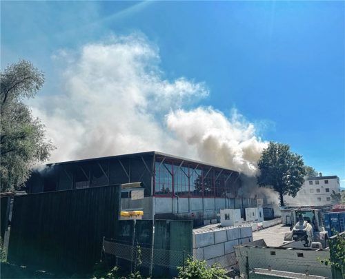 Dichter Rauch über dem Wertstoffhof: Weit über Rosenheim hinaus war die Wolke zu sehen. Anwohner wurden aufgerufen, die Fenster zu schließen.
