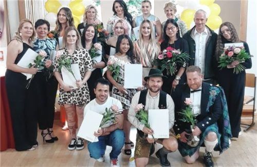 Die Absolventen der Caritas-Berufsfachschule Altenhohenau präsentieren stolz ihre Diplome.Foto re
