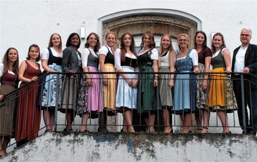 Die Absolventinnen der Außenstelle des Staatsinstituts für die Ausbildung von Fachlehrern in Bad Aibling: (von links) Gloria Buchberger, Anna Daxlberger, Lisa Reim, Jaya Anner, Theresa Dieterich, Pauline Auer, Julia Paukner, Maria Leitenstorfer, Alexandra Wagner, Petra Zattler, Jil Senjor und Theresa Gschwendtner mit dem stellvertretenden Leiter des Staatsinstituts Bad Aibling, Peter Wummel.Foto re