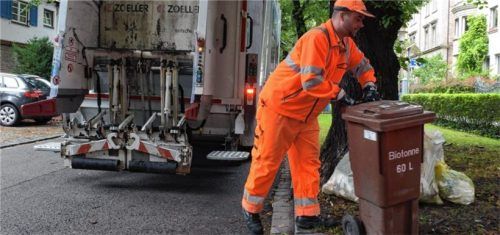 Die Alternative eines Holsystems für Biotonnen könnten Sammelcontainer an Wertstoffinseln sein. Foto /Symbolbild dpa