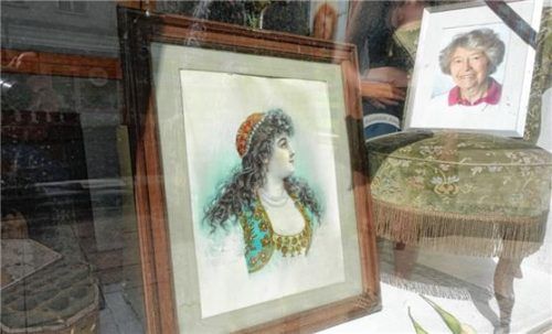 Die Betreiber der „Lebzelterei“ zeigen ihre Verbundenheit mit Christine von Wartburg durch ein dekoriertes Schaufenster. Foto  Wunsam