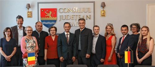 Die Delegation des Kreistages mit den rumänischen Kollegen: (von links): Karin Schönert, Eduard Huber, Martina Visser, Christian Rinser, Konsulin Regina Lochner, Alin Adrian Nica, Präsident des Kreisrates von Temesch, Landrat Otto Lederer, Martin Brunner, Claudia Sasse, Vizepräsident Cristian-Alin Mos, Irmengard Bartl und Sabina Botan. Foto  Landratsamt Rosenheim