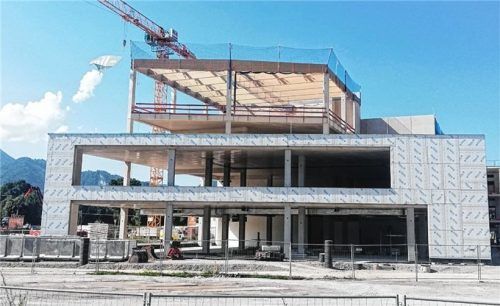 Die ersten Stockwerke des Kaiserreiches Kiefersfelden stehen pünktlich zum Richtfest. In einen Teil des Erdgeschosses sollen unter anderem Modehändler einziehen.