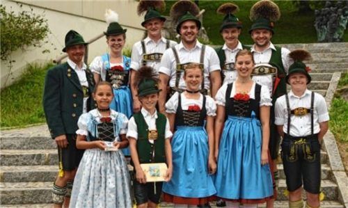 Die Erstplatzierten beim Sechs-Vereine-Preisplatteln Höhenmoos: (vorne, von links) Johanna Hofbauer, Florian Siglreithmaier, Anna Bauer, Lena Bauer und Sebastian Lackerschmid mit dem Vorsitzenden Peter Stoib (hinten von links) sowie Martina Huber, Sebastian Obermüller, Felix Löhmann, Hansi Messerer und Peter Voggenauer. Foto re