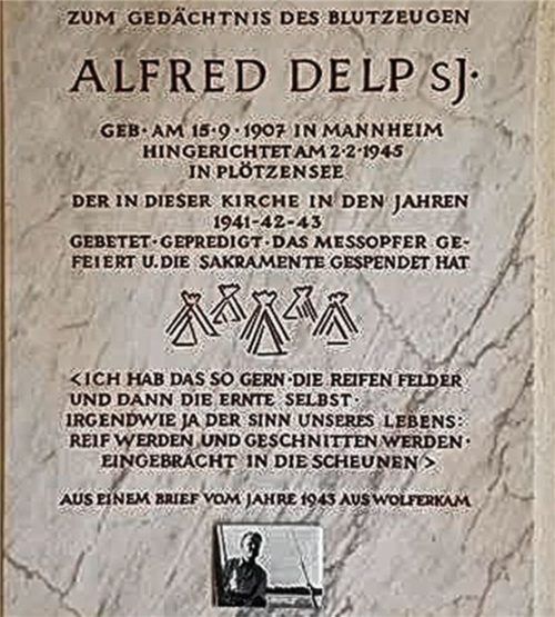 Die Gedenktafel für Pater Alfred Delp ist in der Wallfahrtskirche Maria Stern in Neukirchen am Simssee, in der Gemeinde Riedering, zu sehen. Foto Heimat- und Geschichtsverein