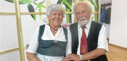 Die Glückwünsche des Schloßberger Männergesangvereins nahm Jubilar Erwin Licht zusammen mit seiner Frau Erika entgegen. Foto  Zeller