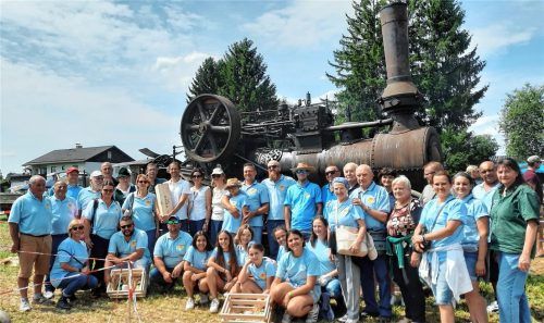 Die Gruppe Trebbiatori di Sandrà aus Lazise am Gardasee besuchte das Langenpfunzener Bulldog-Treffen ebenso wie Rosenheims Oberbürgermeister Andreas März (Zehnter von links) und Stadtrat Franz Lukas (Siebter von links).Foto Aigner
