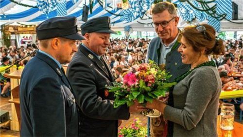 Die Jubiläumsfeier der Feuerwehr Törwang ging mit einem Kesselfleischessen zu Ende. Die Vorsitzenden Josef Wimmer (links) und Wolfgang Ull bedankten sich bei Bürgermeister Georg Huber und seiner Frau Claudia .Foto Nitzsche
