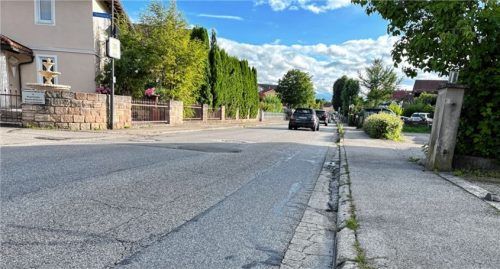Die Karolinenstraße in Großkarolinenfeld ist in keinem guten Zustand. Der Ausbau wurde dennoch auf frühestens 2026 verschoben.Foto Heinz
